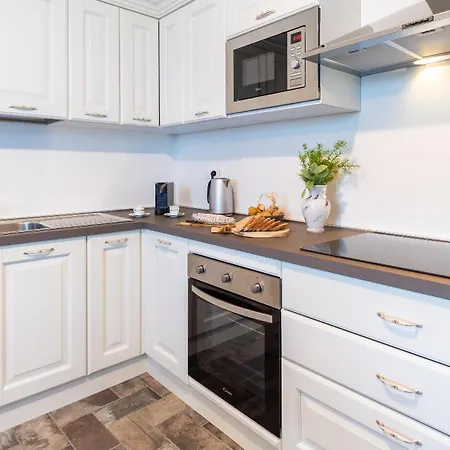 Casa Leonarda 8, Emma Villa