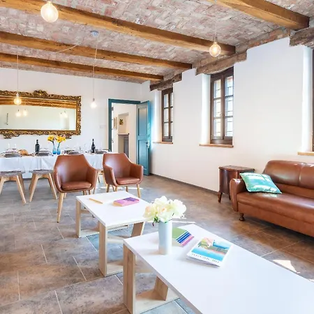 Casa Leonarda 8, Emma