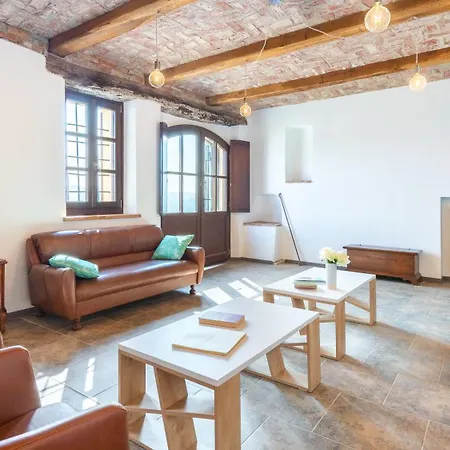 Casa Leonarda 8, Emma Villa Belveglio