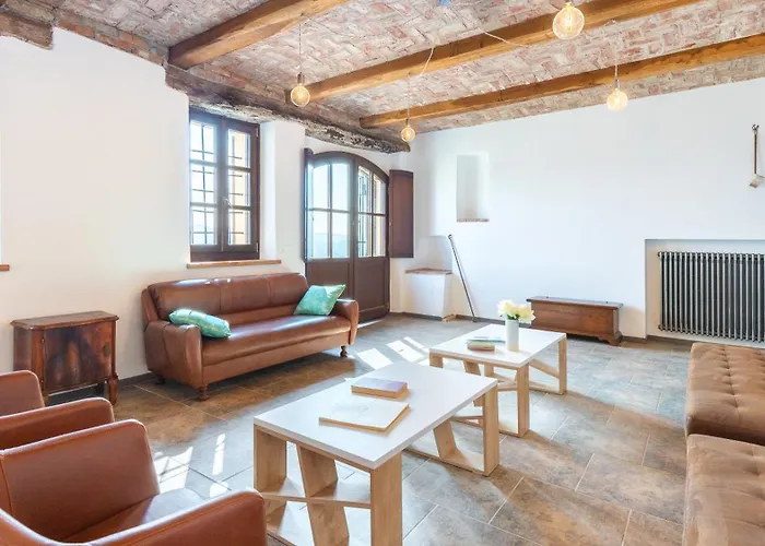 Casa Leonarda 8, Emma Villa Belveglio